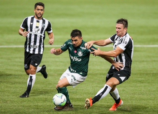 Willian encara a marcação do Ceará. Foto: Getty Images