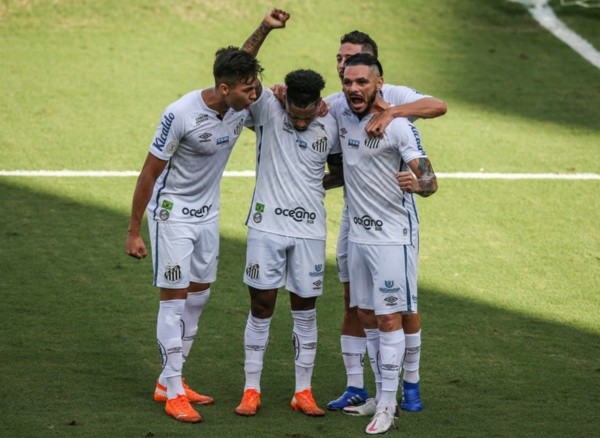Kaio Jorge, Marinho, Jean Mota e Pará durante comemoração de gol do Santos. Foto: Getty Images