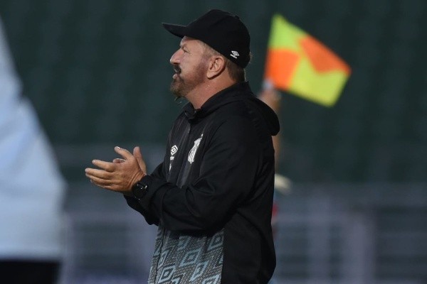 Cuquinha orientando os jogadores — Foto: Ivan Storti/Santos FC