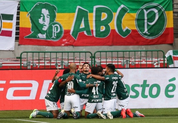 Jogadores do Palmeiras comemoram gol ajoelhados. Foto: Getty Images