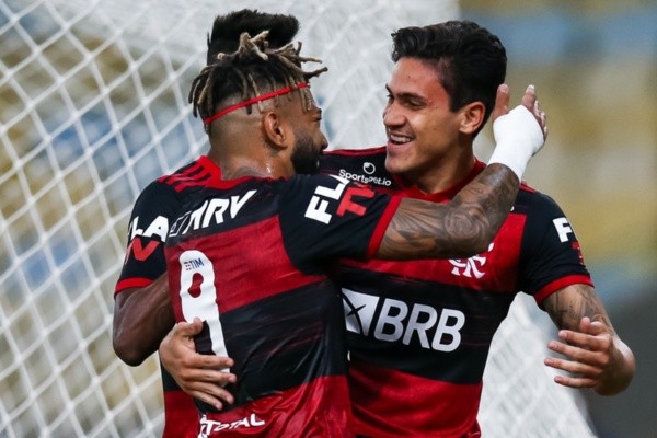 Gabigol e Pedro, do Flamengo, se abraçam durante jogo. Foto: Getty Images