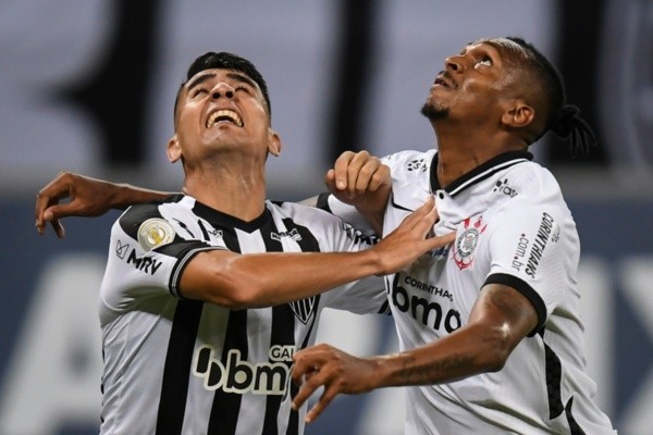 Junior Alonso, do Atlético-MG, disputa a bola com Jô, do Corinthians. Foto: Getty Images