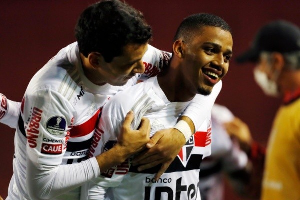 Brenner é abraçado por Pablo após gol. Foto: Getty Images