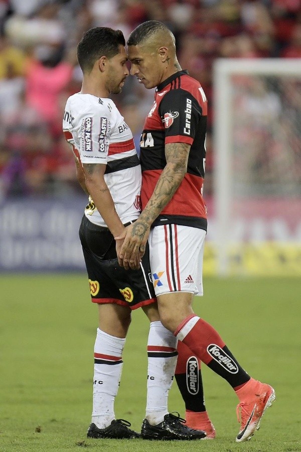 Petros encarando Guerrero — Foto: Getty Images