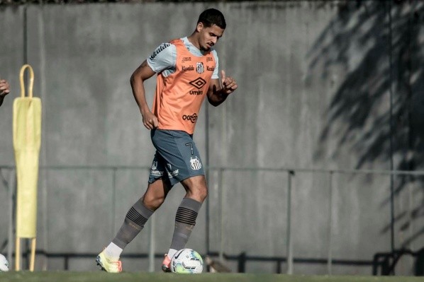 Veríssimo durante treino no Peixe — Foto: Ivan Stoti/Santos FC