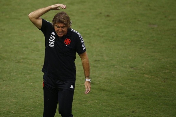 Sá Pinto energético na beira do campo — Foto: Getty Images