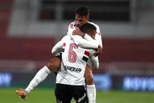 Diego Costa abraçando Reinaldo — Foto: Getty Images