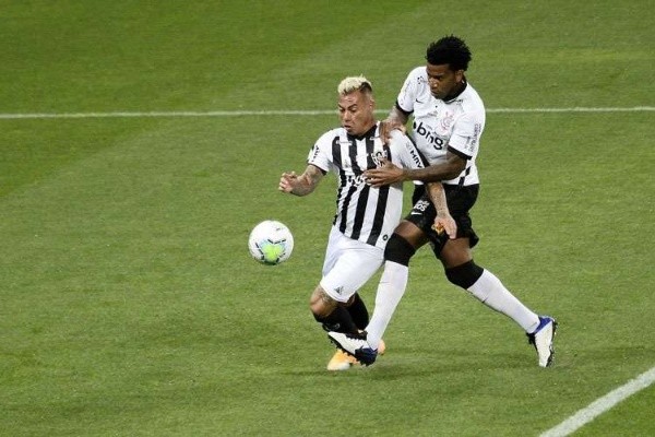 Gil segura Vargas e a arbitragem não marca o pênalti. Foto: Reprodução/Premiere FC