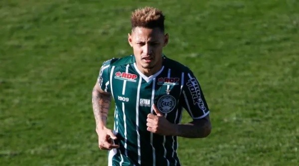Neílton em campo pelo Coxa. (Foto: Getty Images)