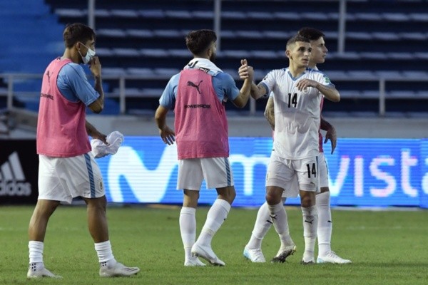 Jogadores do Uruguai se cumprimentam após vitória contra a Colômbia. Foto: Getty Images