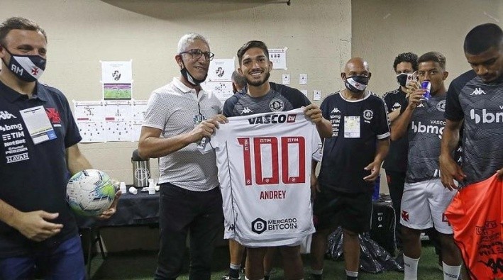 Homenagem: Andrey recebeu camisa comemorativa (Foto: Rafael Ribeiro/Vasco da Gama/Divulgação)