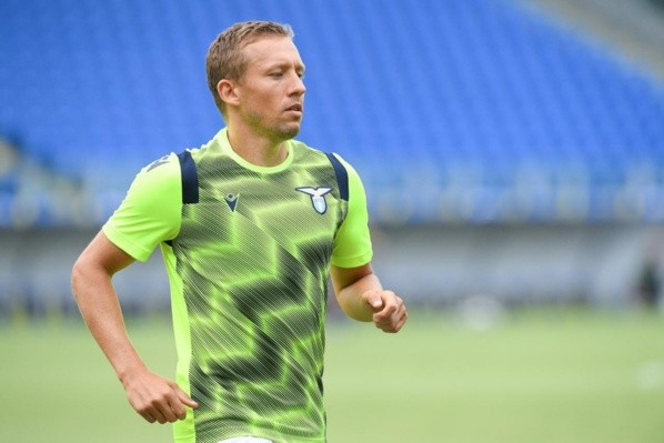 Lucas Leiva com a camisa da Lazio — Foto: Getty Images