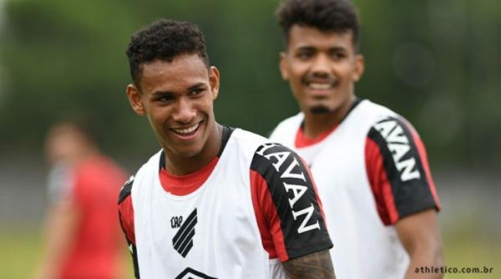 Reinaldo: sequência no time (Foto: Miguel Locatelli/Site Oficial do Athletico/Divulgação)