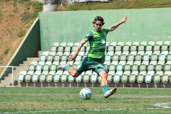 Zé Ricardo durante treinamento no Coelho — Foto: Daniel Hott / América