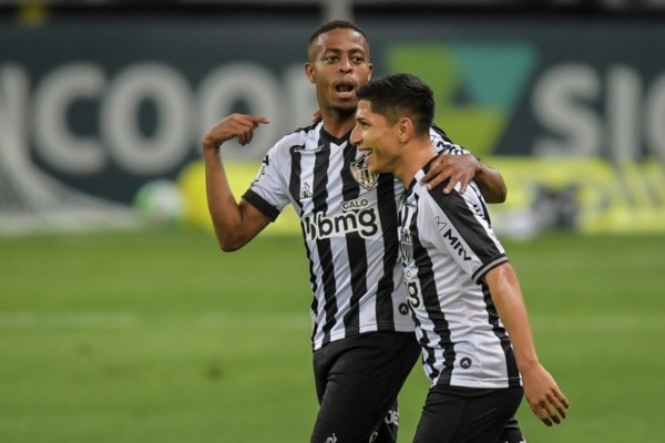 Keno e Savarino, do Atlético-MG, comemoram gol. Foto: Getty Images