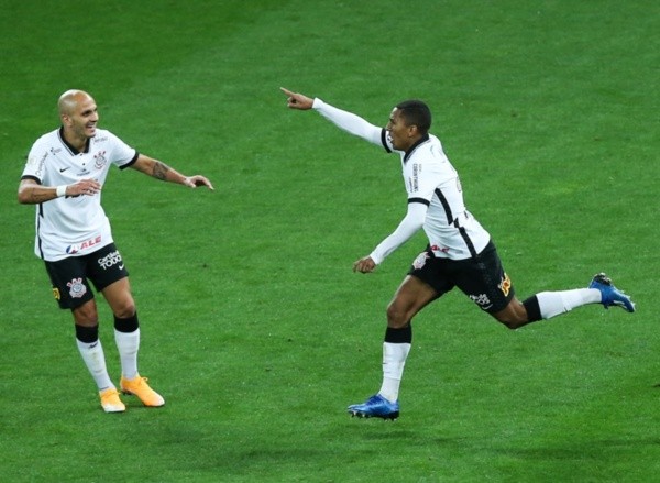 Fábio Santos e Davó comemoram gol do Corinthians. Foto: Getty Images