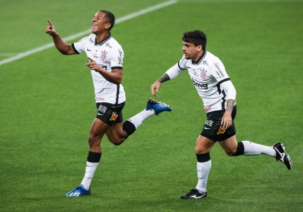 Davó e Fagner, do Corinthians, durante comemoração.Foto: Getty Images