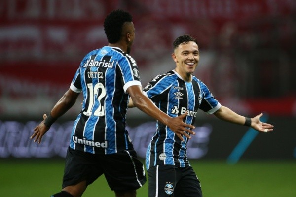Pepê e Cortez, do Grêmio, comemoram gol. Foto: Getty Images