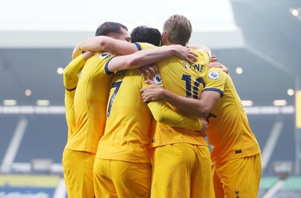 Jogadores do tottenham festejam gol na Premier League. (Foto: Getty Images)