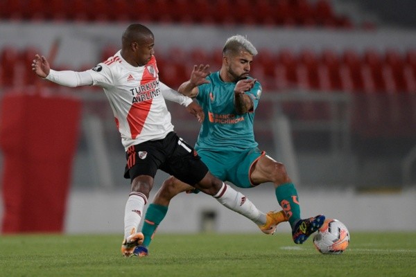 Adolfo Muñoz, da LDU, disputa a bola com Nicolas De La Cruz. Foto: Getty Images