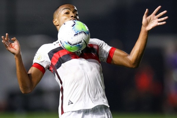 Marlon Freitas, do Atlético-GO, domina a bola no peito. Foto: Getty Images
