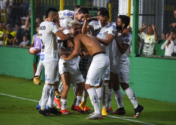 Jogadores do Santos comemoram gol pela Libertadores. Foto: Getty Images