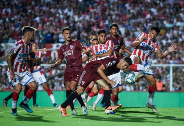 Unión Santa Fé em partida contra o River Plate. Foto: Getty Images