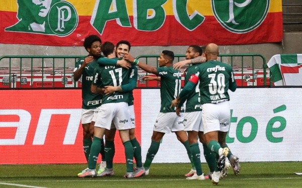 Jogadores do Palmeiras comemoram gol ajoelhados. Foto: Getty Images