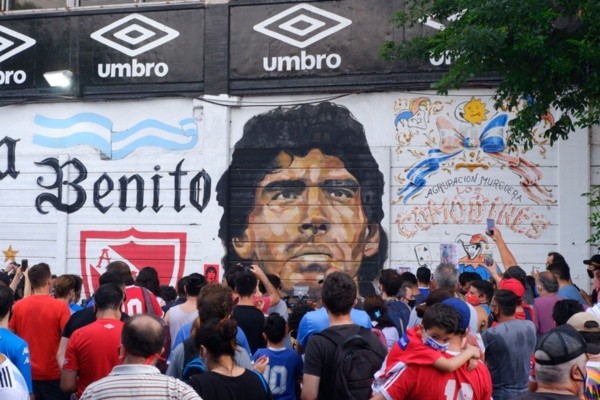Torcedores prestam homenagens a Diego Maradona. Foto: Getty Images