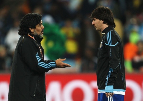 Maradona passa instruções para Messi, pela seleção da Argentina. Foto: Getty Images