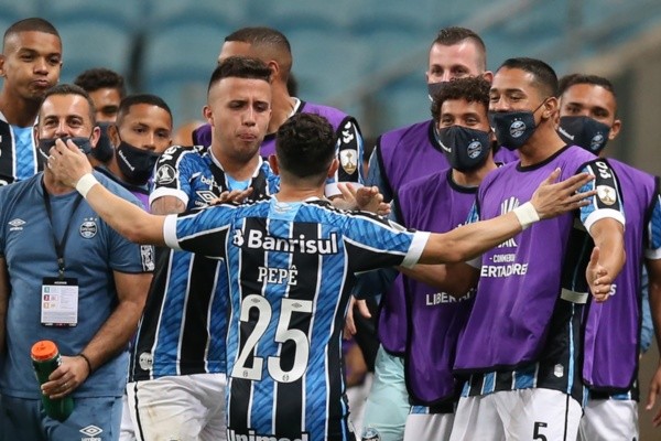 Pepê comemora gol do Grêmio com companheiros de equipe. Foto: Getty Images