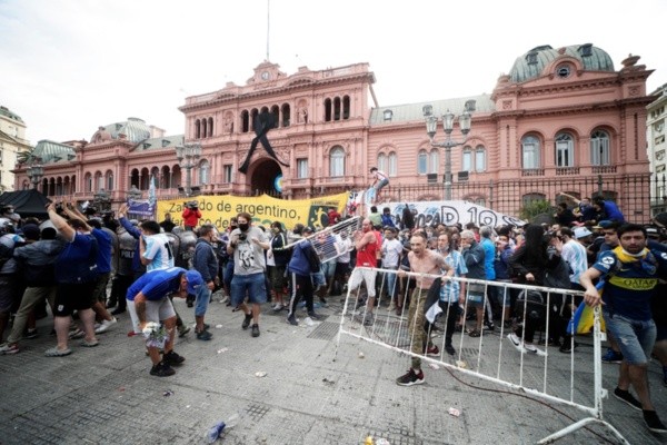 Fãs prestam homenagens a Diego Maradona. Foto: Getty Images