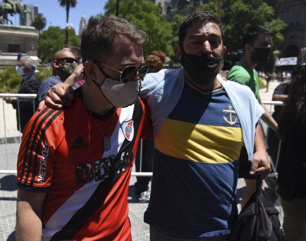 Torcedores do River e do Boca juntos em frente a Casa Rosada. (Foto: Getty Images)