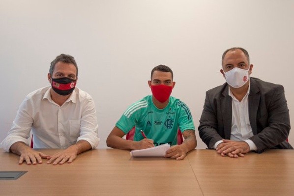 Matheuzinho renovou recentemente com o Mengão — Foto: Alexandre Vidal/CRF