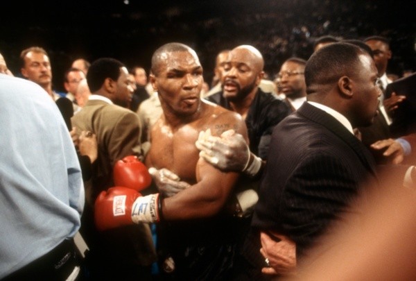 Mike Tyson após luta contra Evander Holyfield, em 1997. Foto: Getty Images