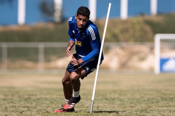 Adriano durante treino na Raposa — Foto: Gustavo Aleixo / Cruzeiro