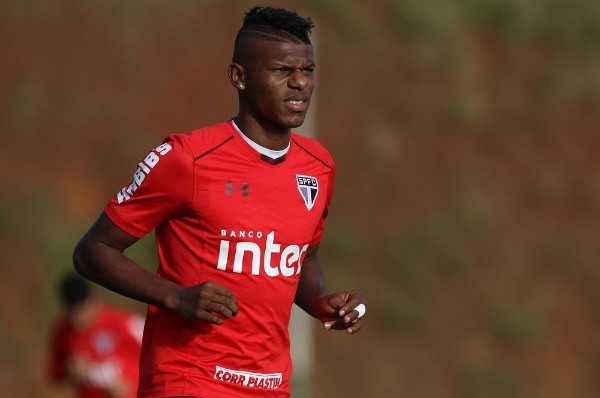 Arboleda pode voltar ao sistema defensivo. Rubens Chiri - Divulgação