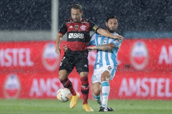 Mena, do Racing, tenta marcar Everton Ribeiro. Foto: Getty Images