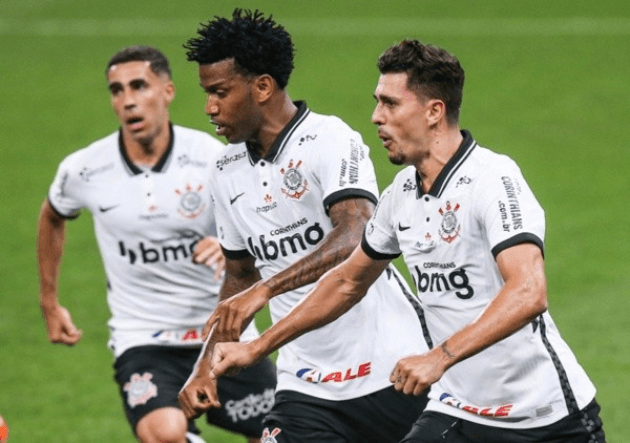 Jogadores do Corinthians em campo pelo Brasileirão. (Foto: Getty Images)