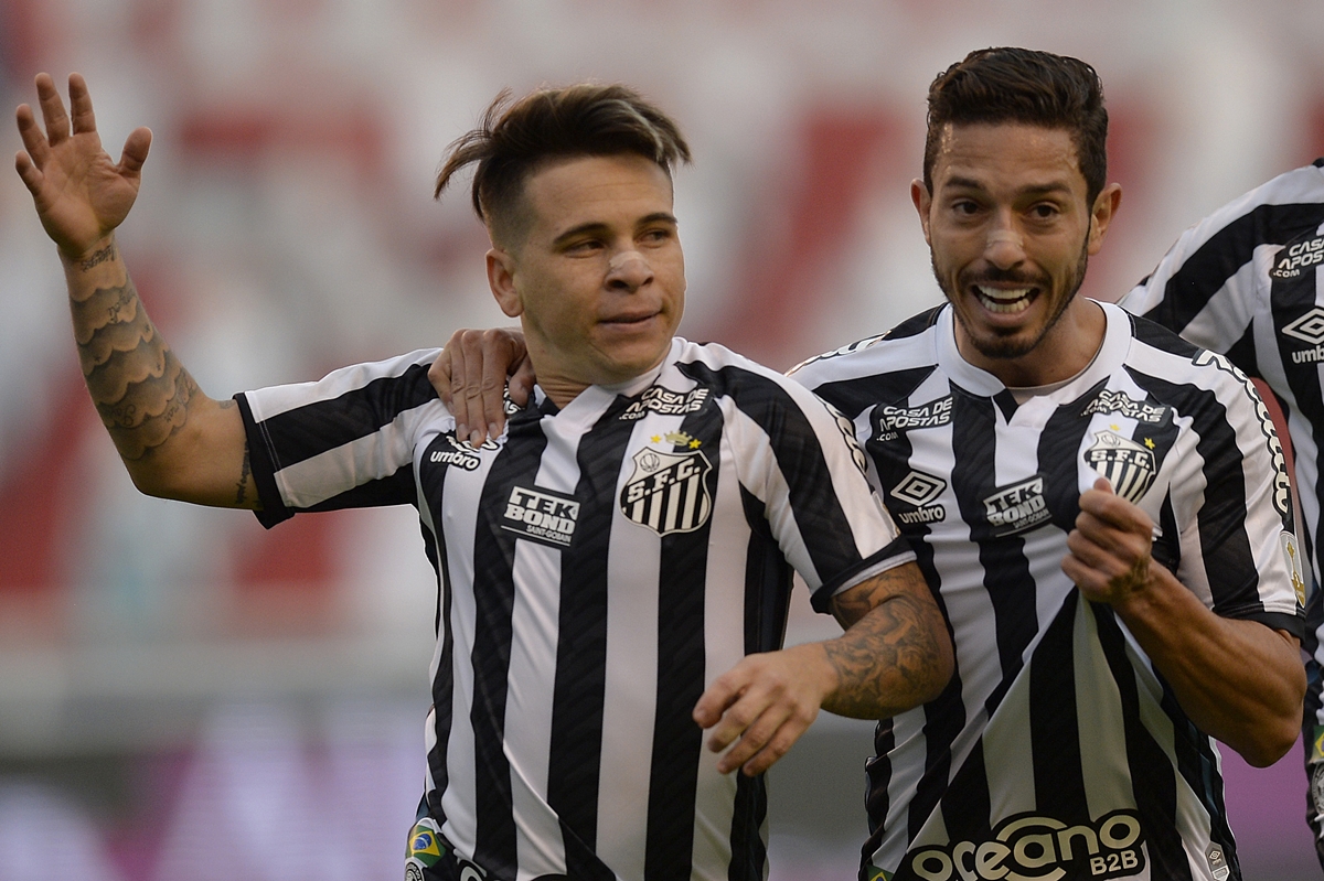 Soteldo e Jean Mota comemoram gol do Santos contra a LDU. Foto: Getty Images
