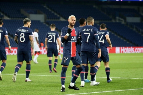 Neymar, que deve enfrentar o Manchester United, durante comemoração pelo PSG. Foto: Getty Images