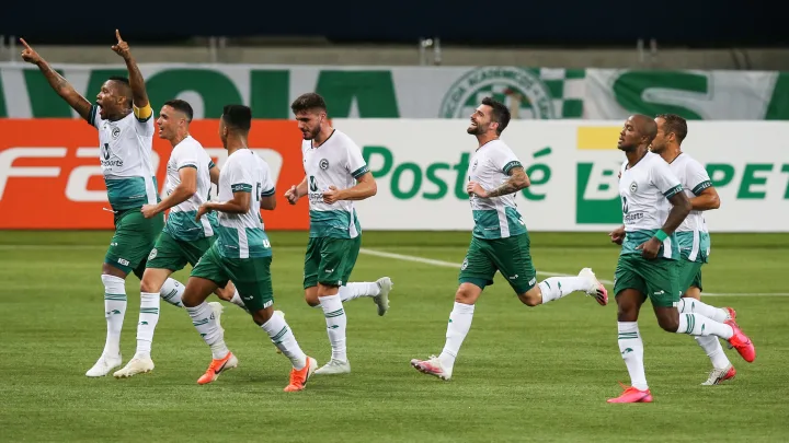 Equipe do Goiás comemorando gol no Brasileirão. (Foto: Getty Images) 