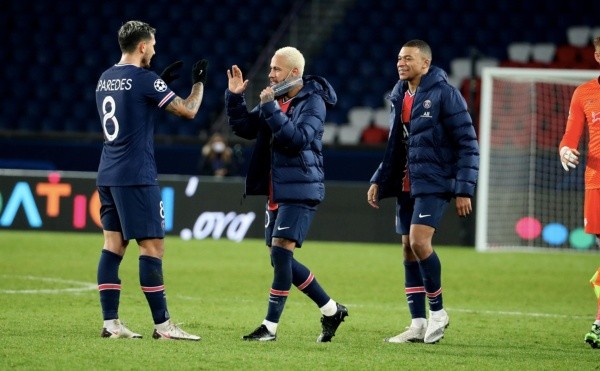 Neymar e Paredes se cumprimentam pela Champions League. Foto: Getty Images