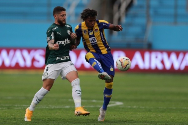Zé Rafael, do Palmeiras, durante jogo contra o Delfín. Foto: Getty Images