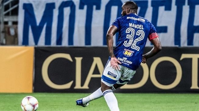 O zagueiro Manoel é um dos pendurados do Cruzeiro – Foto: Gustavo Aleixo