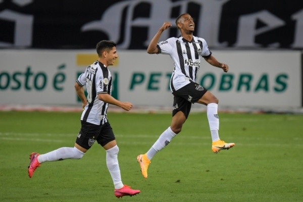 Keno e Savarino, do Atlético-MG, comemoram gol. Foto: Getty Images