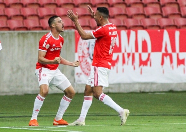 Galhardo e Lindoso, do Internacional, durante comemoração pelo Brasileirão. Foto: Getty Images