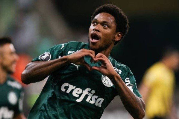 Atacente Luiz Adriano comemorando gol pelo Palmeiras. (Foto: Getty Images)