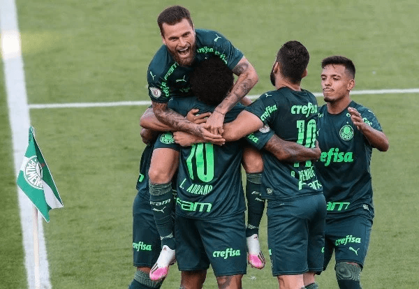 Palmeiras festeja gol no Brasileirão. (Foto: Getty Images)
