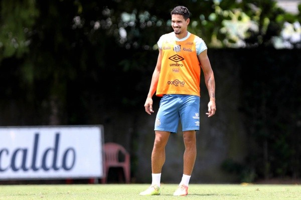 Veríssimo durante treinamento no Peixe — Foto: Pedro Ernesto Guerra Azevedo/Santos FC